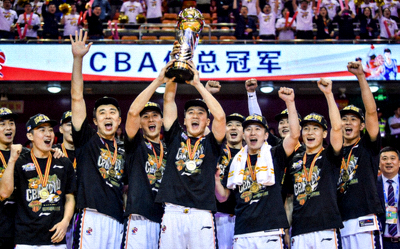 CBA总决赛辽宁队球员高举冠军奖杯的庆祝时刻