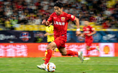 中超联赛上海海港队球员在比赛中带球的瞬间